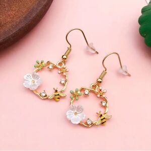 Super danity flower and bee earrings